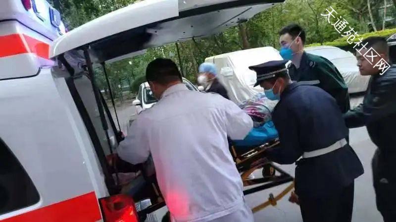 物业保安王志刚和李建国——确保居民及时得到就医