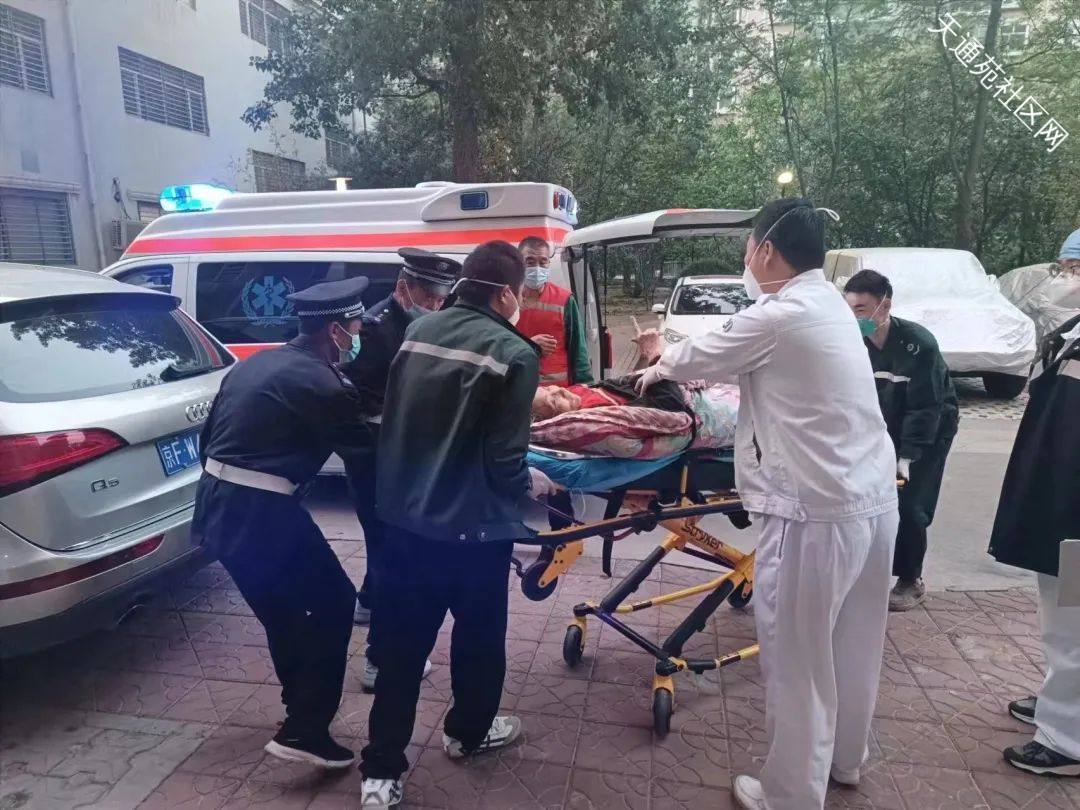 物业保安王志刚和李建国——确保居民及时得到就医