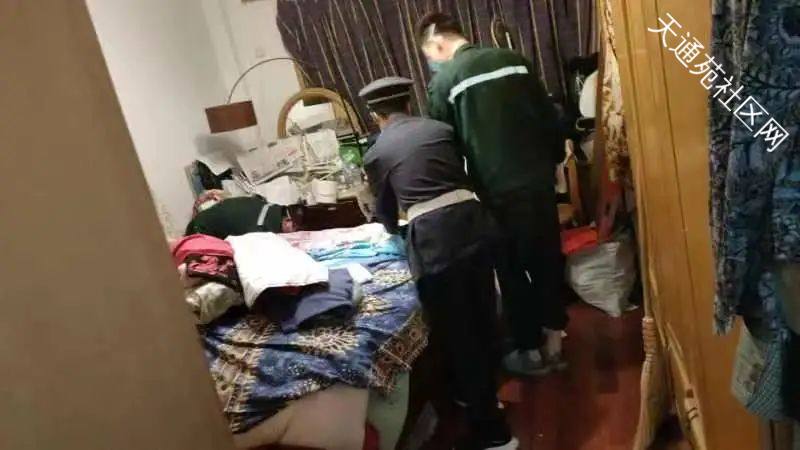 物业保安王志刚和李建国——确保居民及时得到就医