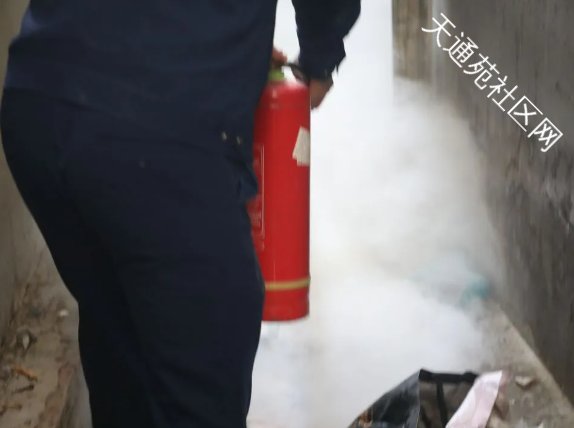 半截塔村上演惊险一幕,大风掀翻屋顶