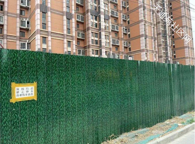 该完工未完工,围挡遮门影响生意!这处铁皮啥时能拆除?