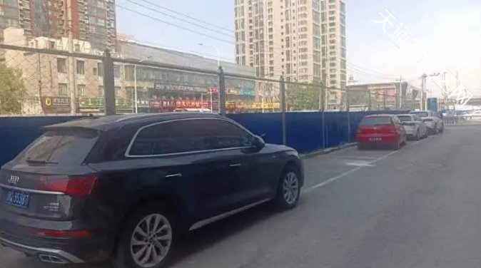 该完工未完工,围挡遮门影响生意!这处铁皮啥时能拆除?