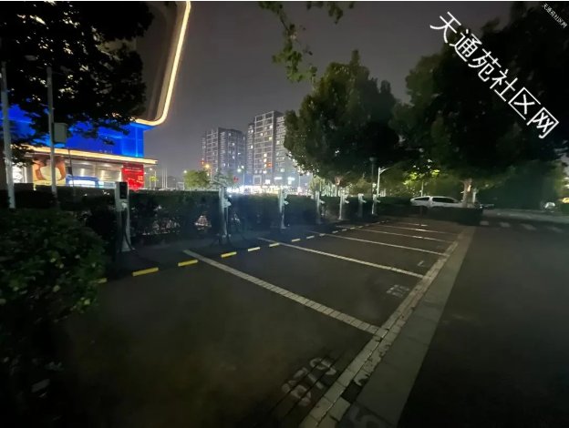 龙德广场充电桩预计8月份投入使用
