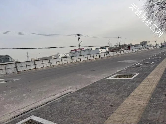 围挡多年不见施工,北苑东路这段路何时能建成?