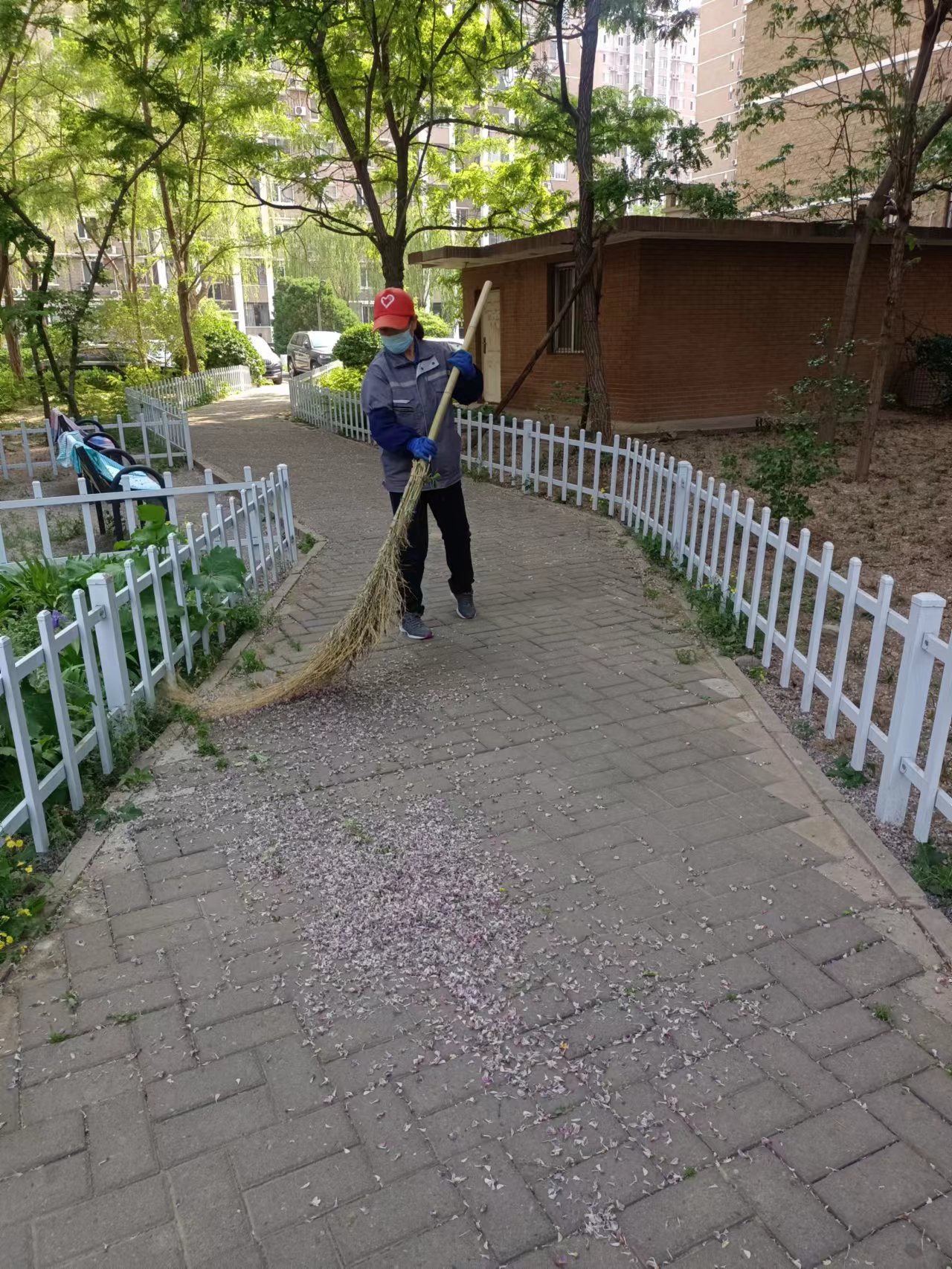 美化社区环境保护绿色生态中苑保洁绿化分队对小区内环境卫生绿地补植