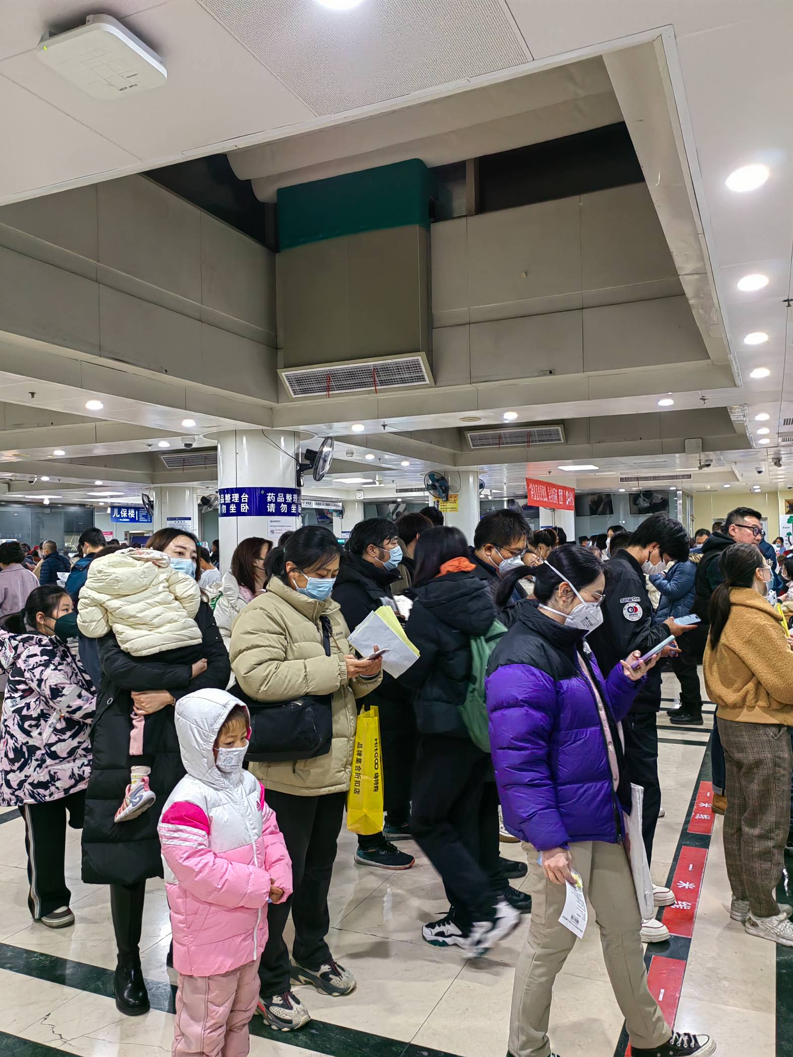 注意儿研所夜间都人山人海