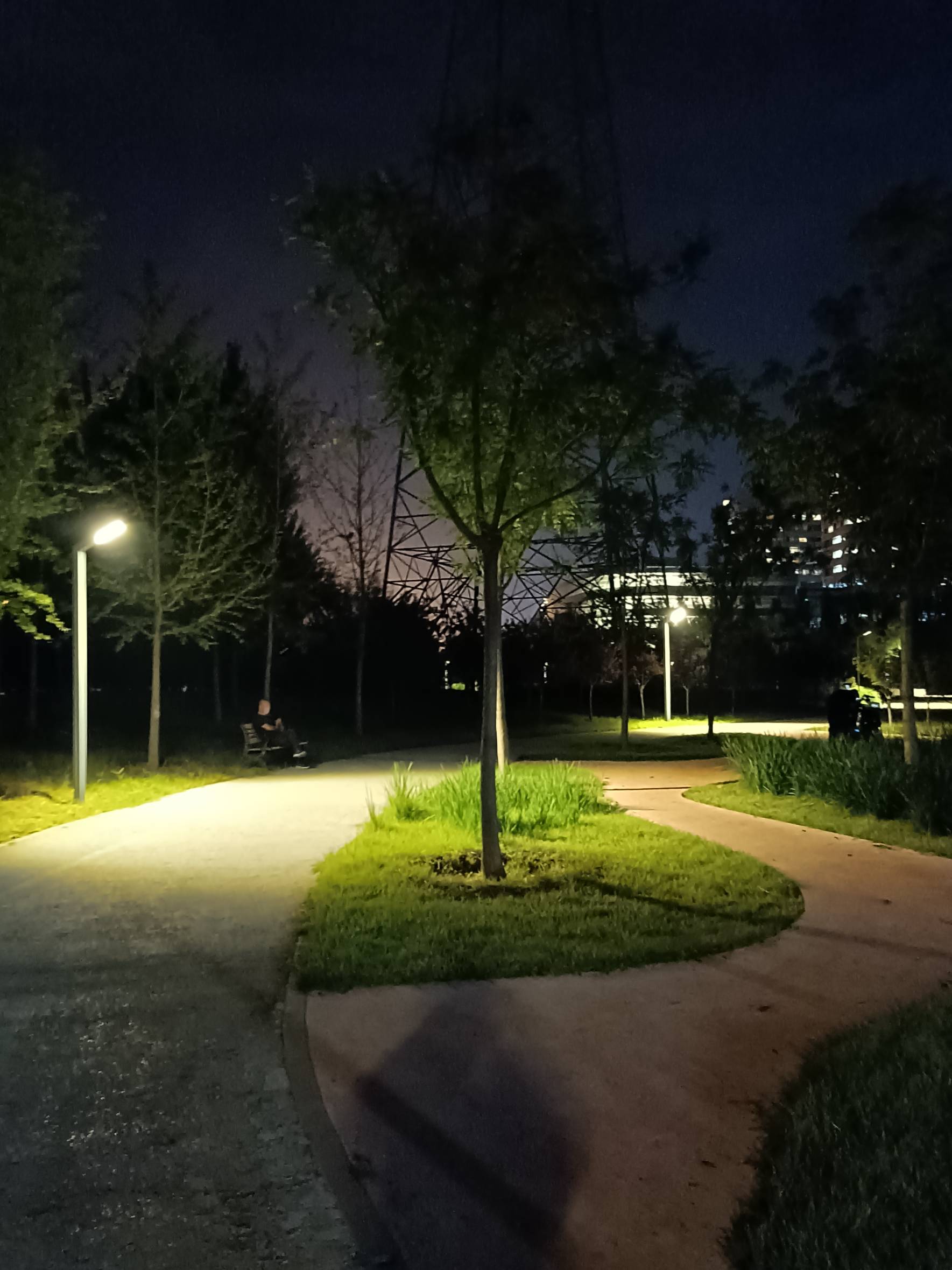 东四社区口袋公园球场灯光需要改善