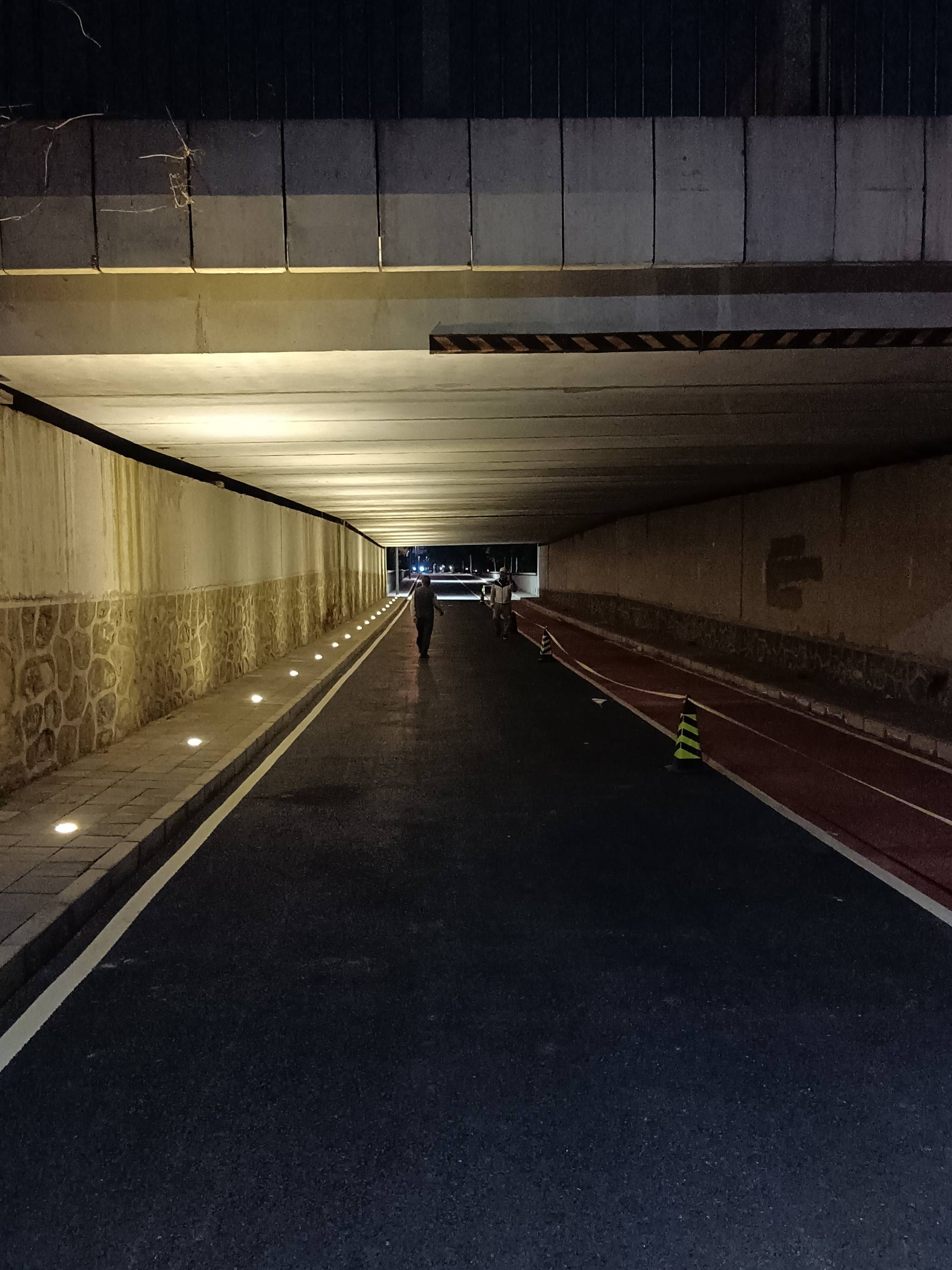 清河慢行系统夜间桥下照明需改进