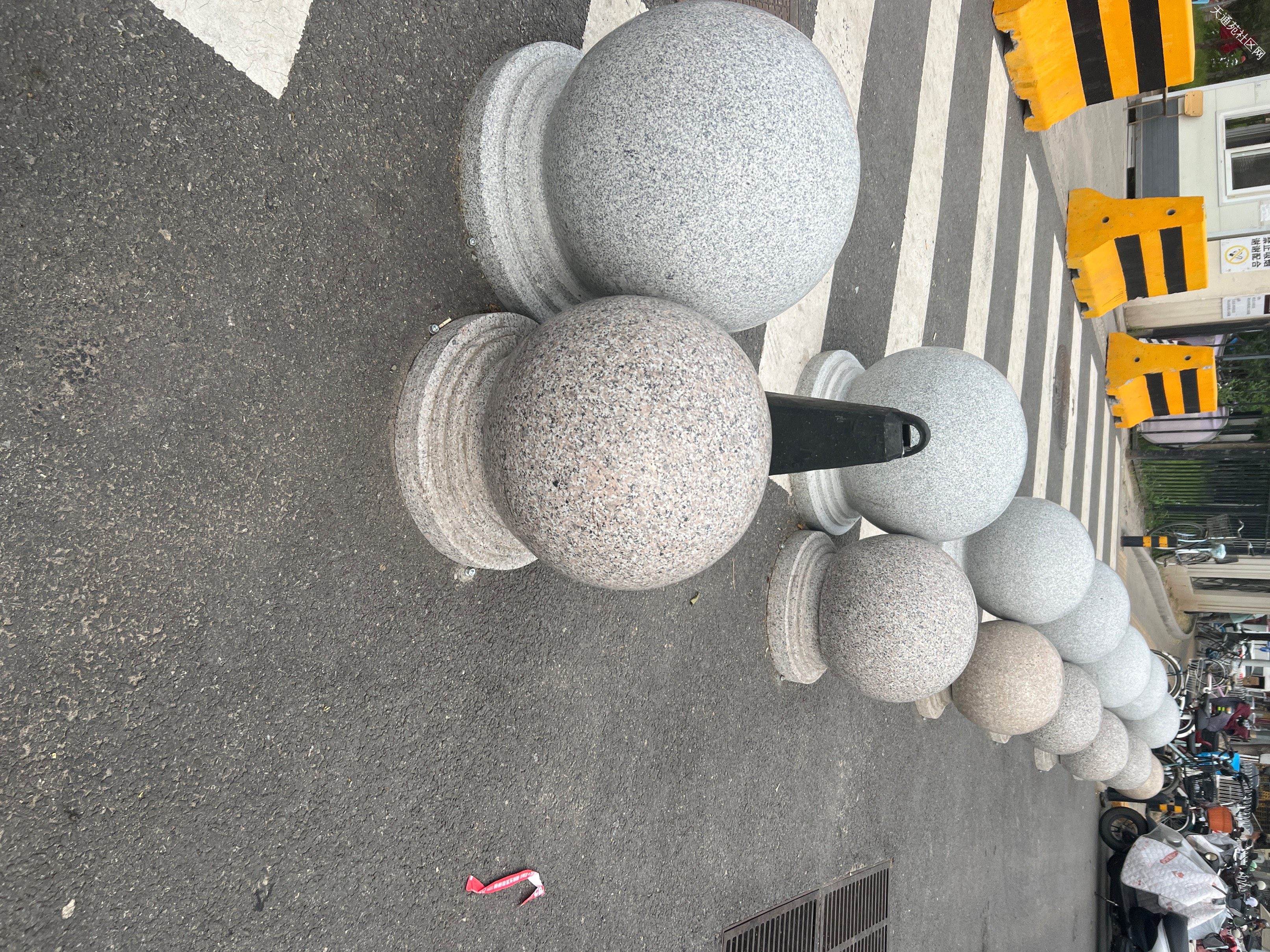 这是什么操作啊?一个小小的公园们,水泥墩,双层大石球是在挡坦克车吗?!做打