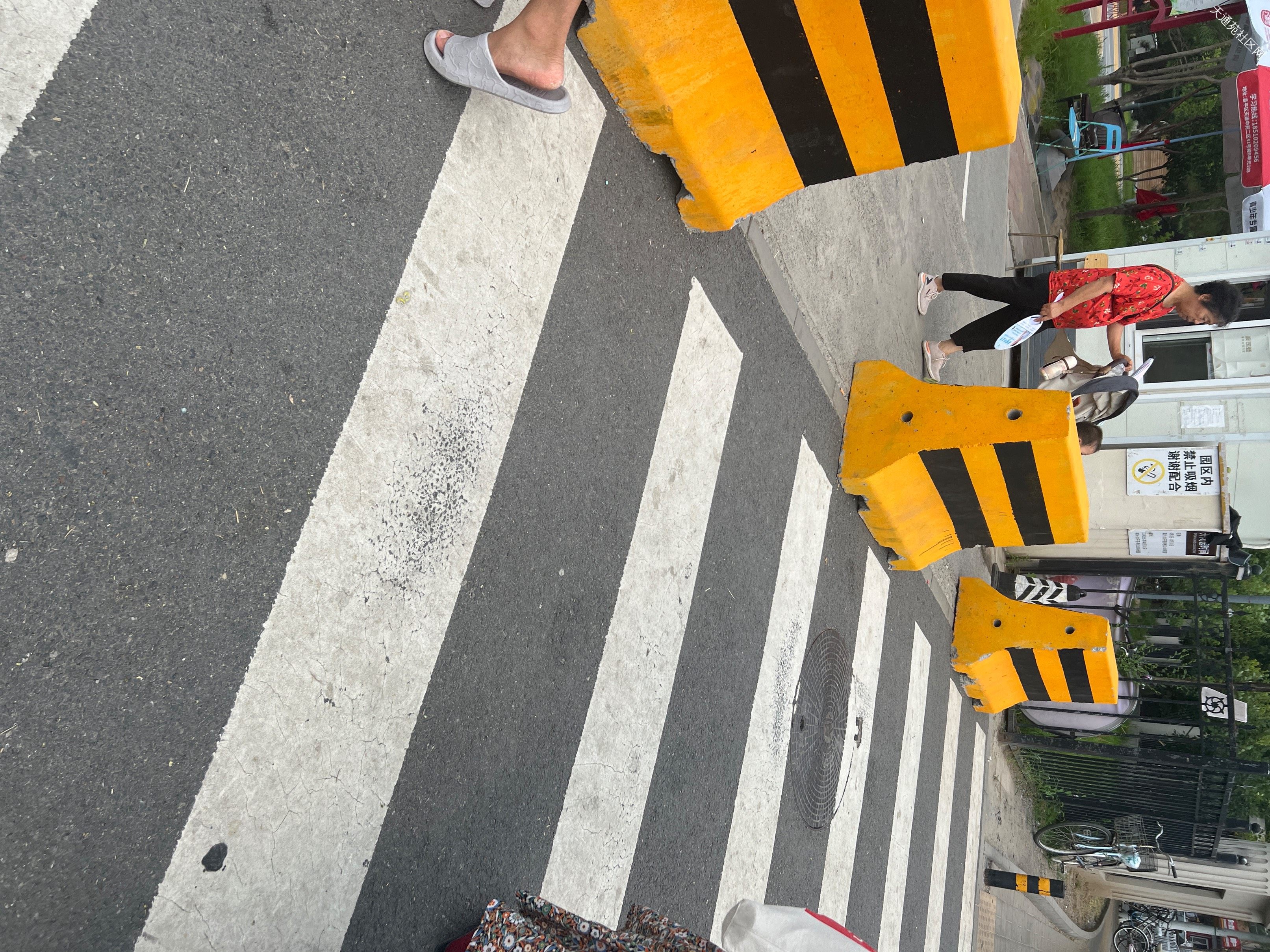 这是什么操作啊?一个小小的公园们,水泥墩,双层大石球是在挡坦克车吗?!做打